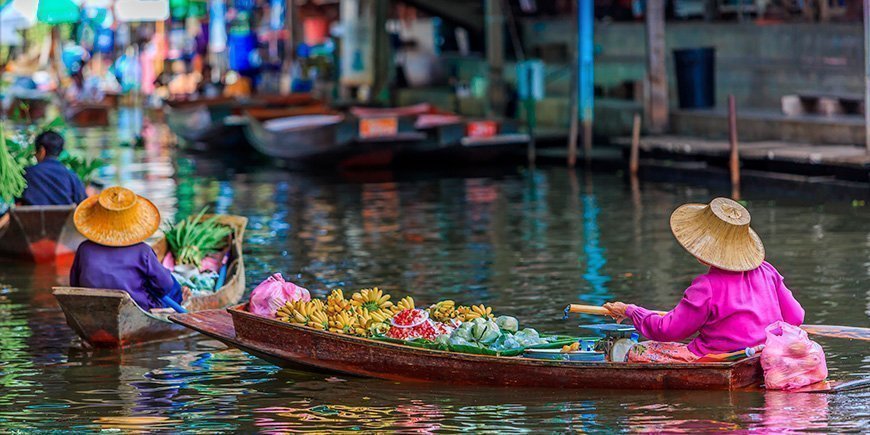 Båtar på den flytande marknaden i Bangkok, Thailand.