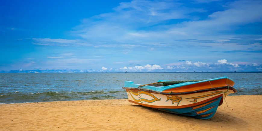 Fiskebåt på stranden i Negombo på Sri Lanka